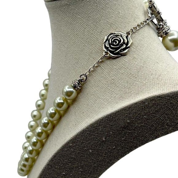 Elegant Faux Pearl Necklace & Bracelet Set With Rose Clasp - Picture 2 of 7